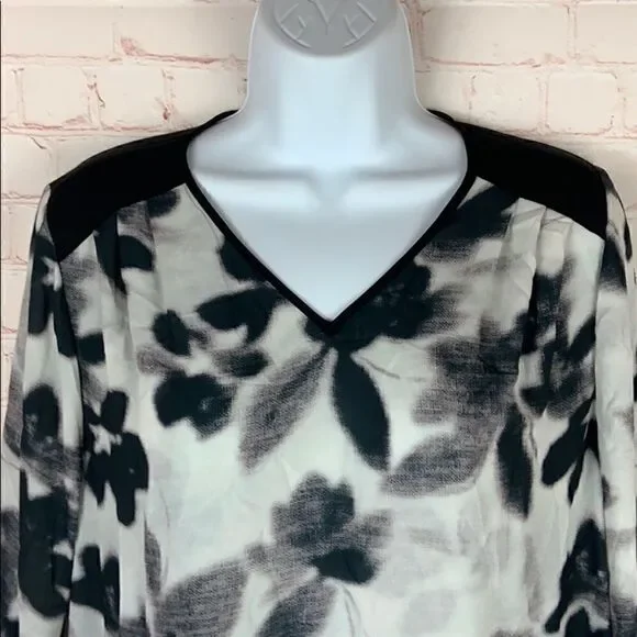 New! Noir maternity floral V-neck tunic to… - Picture 6 of 16